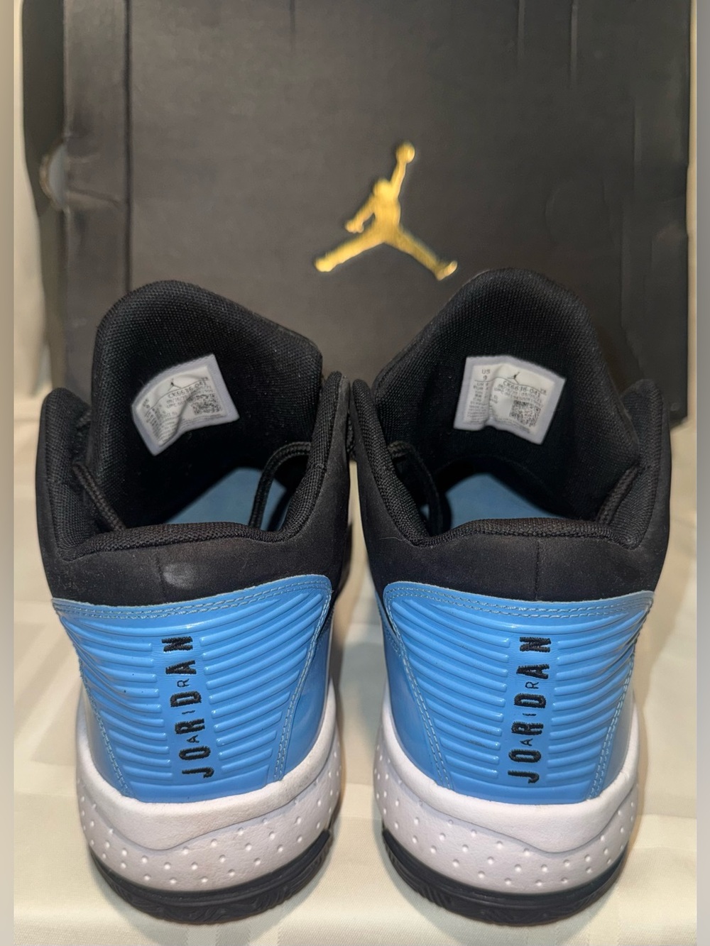 Nike Air Jordan Max Aura 2 in Black and University Blue Men’s 9.5 - Picture 4 of 8